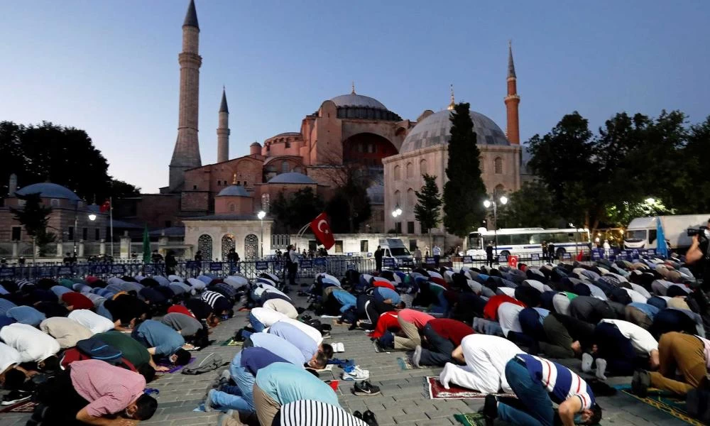 "Εμφύλιος" στα τουρκικά ΜΜΕ: Προσβολή στον Κεμάλ όσα ακούστηκαν στην Αγιά Σοφιά